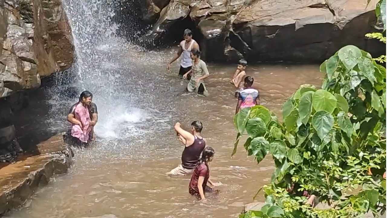 नंदुरबार जिल्ह्यातील प्रसिद्ध असलेल्या बिलगाव येथील बारामुखी धबधबा हा प्रवाहित झाला असून, पर्यटकांसाठी आकर्षणाचा केंद्रबिंदू ठरत आहे. धडगाव तालुक्यातील उदय नदीवर असलेल्या या धबधबातून बारा ठिकाणहून पाणी प्रवाहित होत असते.