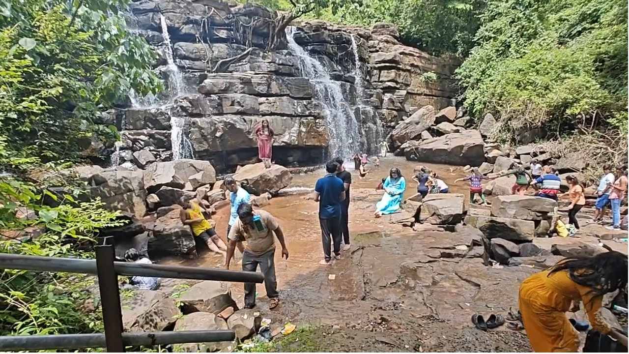 आज विकेंड असून ही या धबधब्यावर तुरळक गर्दी होती. पाऊस नसल्याने धबधब्याच्या पाण्याला ही जोर नाही. त्यामुळे पर्यटक ही नाराज झालेले दिसून आले.