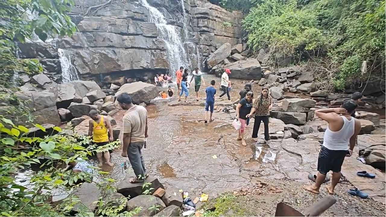 गेले काही दिवस तळकोकणात पावसाने दडी मारली आहे. याचा परिणाम पर्यटन स्थळांवर झालेला दिसून येत आहे. एरव्ही पावसाळ्यात वीकेंडला पर्यटकांच्या गर्दीने फुलून जाणारा सावडाव धबधबा ही ओस पडला आहे.