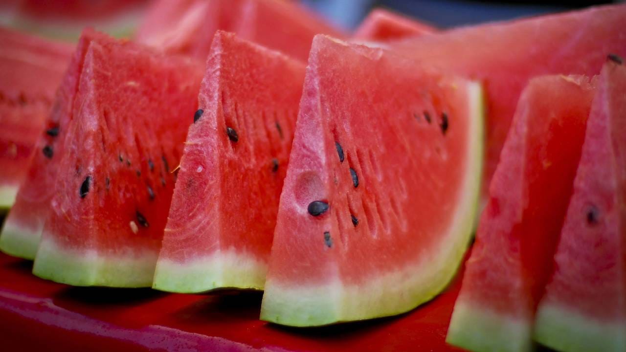 कलिंगड: उन्हाळ्यात खायला मिळणारं हे सगळ्यांनाच आवडणारं फळ, कलिंगड! हे फक्त रसाळ फळ नसतं तर चवदार सुद्धा असतं. त्वचेसाठी हायड्रेशन खूप महत्त्वाचं आहे. कलिंगडामुळे त्वचेला पाणी मिळतं, त्वचा हायड्रेटेड राहते. पाणी, जीवनसत्त्वे आणि अँटीऑक्सिडंट्सने भरलेला कलिंगड अर्क आपल्या त्वचेला फ्री रॅडिकल्सपासून वाचवते. हे फळ खाल्ल्याने त्वचा ताजी राहते.