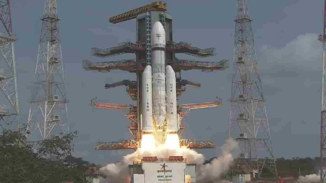 Chandrayaan-3 Update | ‘Smile Please…’, चंद्रावर कसा दिसतो विक्रम लँडर? प्रज्ञानने काढला फोटो