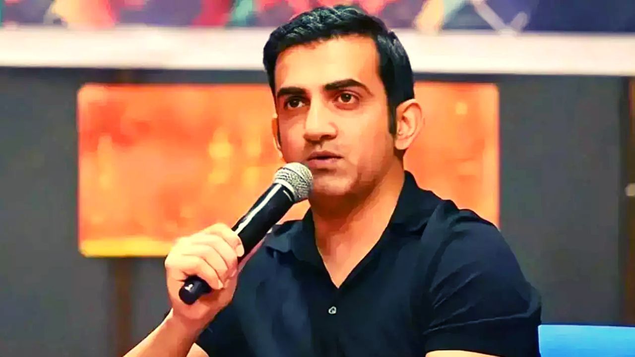 महेंद्र सिहं धोनी याची बरोबरी कोणी करू शकत नाही. अनेक कॅप्टन आले आणि भविष्यातही येऊन जातील पण धोनीसोबत त्याची बरोबरी कोणीच करू शकणार नाही, असं गौतम गंभीरने म्हटलं आहे.