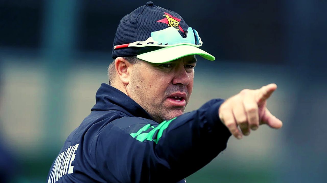 झिम्बाब्वे संघाचा माजी कर्णधार आणि दिग्गज खेळाडू हीथ स्ट्रीक याचं निधन झालं आहे. वयाच्या 49 व्या वर्षी त्याने अखेरचा श्वास घेतला. गेल्या काही महिन्यांपासून तो कर्करोगाशी झुंज देत होता. मात्र आज रविवारी दोन रात्री वाजता त्याची प्राणज्योत मालवली.