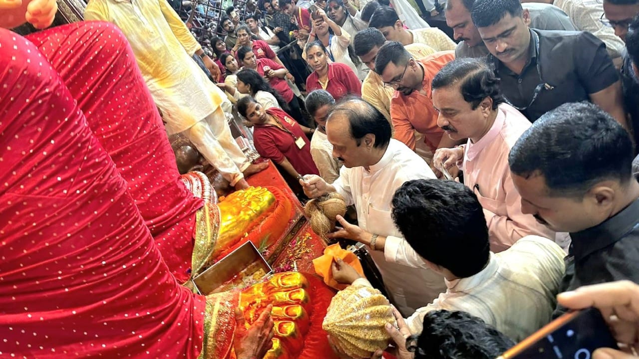  अजित पवार यांनी लालबागचा राजाचं दर्शन घेतलं. यावेळी त्यांच्यासोबत राष्ट्रवादीचे इतर नेतेही उपस्थित होते. 