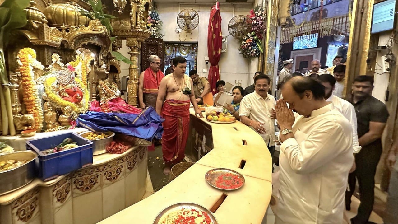 सिद्धिविनायक मंदिरात जात अजित पवार यांनी दर्शन घेतलं. यावेळी पार्थ पवारही त्यांच्यासोबत होते.  
