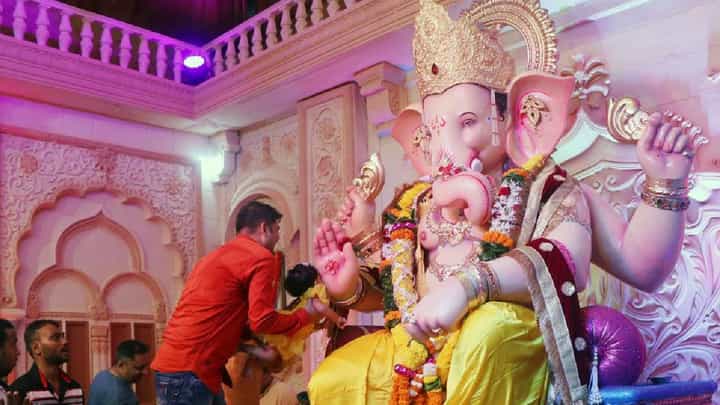 Ganesh Chaturthi 2023 | मुंबईच्या बाप्पांचे दर्शन घेणार आहात? ‘असे’ कपडे घालून गेले तर... No Entry Ganesh Chaturthi 2023 | मुंबईच्या बाप्पांचे दर्शन घेणार आहात? ‘असे’ कपडे घालून गेले तर... No Entry