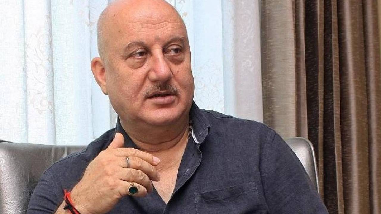 अनुपम खेर हे कायमच सोशल मीडियावर सक्रिय दिसतात. आपल्या चाहत्यांसाठी अनुपम खेर हे खास फोटो आणि व्हिडीओही शेअर करताना दिसतात. 