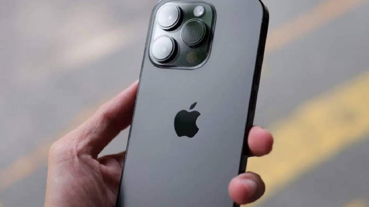 iPhone 15 : एकाच शेअरमध्ये विकत घ्या 300 आयफोन 15, किंमत तरी काय