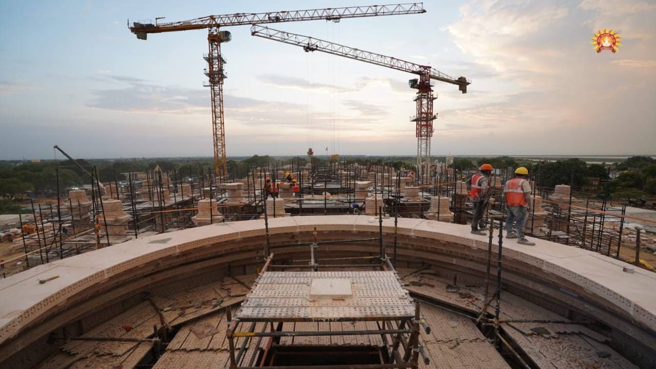 राम मंदिर परिसरातील कामंही वेगाने सुरु आहेत. दुसरीकडे अयोध्येत भक्तांची संख्या चार पटीने वाढली आहे. त्यामुळे इथल्या अर्थव्यवस्थेला चालना मिळाली आहे.  