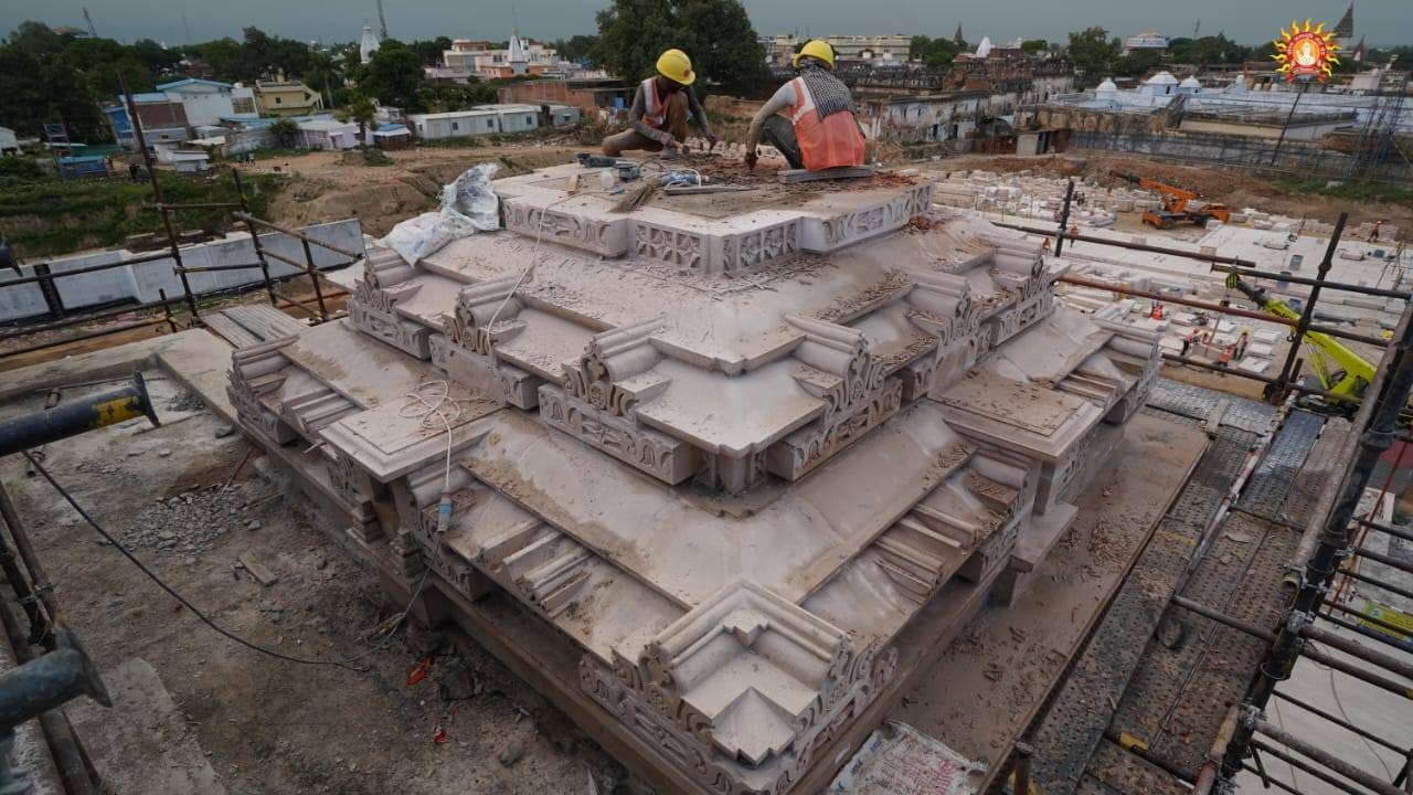 सोशल मीडियावर अपलोड केलेल्या फोटोत पहिल्या मजल्याच छताचं काम सुरु असल्याचं दिसत आहे. तर ग्राउंड फ्लोअरवर फिनिशिंग सुरु असून दरवाजे लावण्याचं काम सुरु आहे.