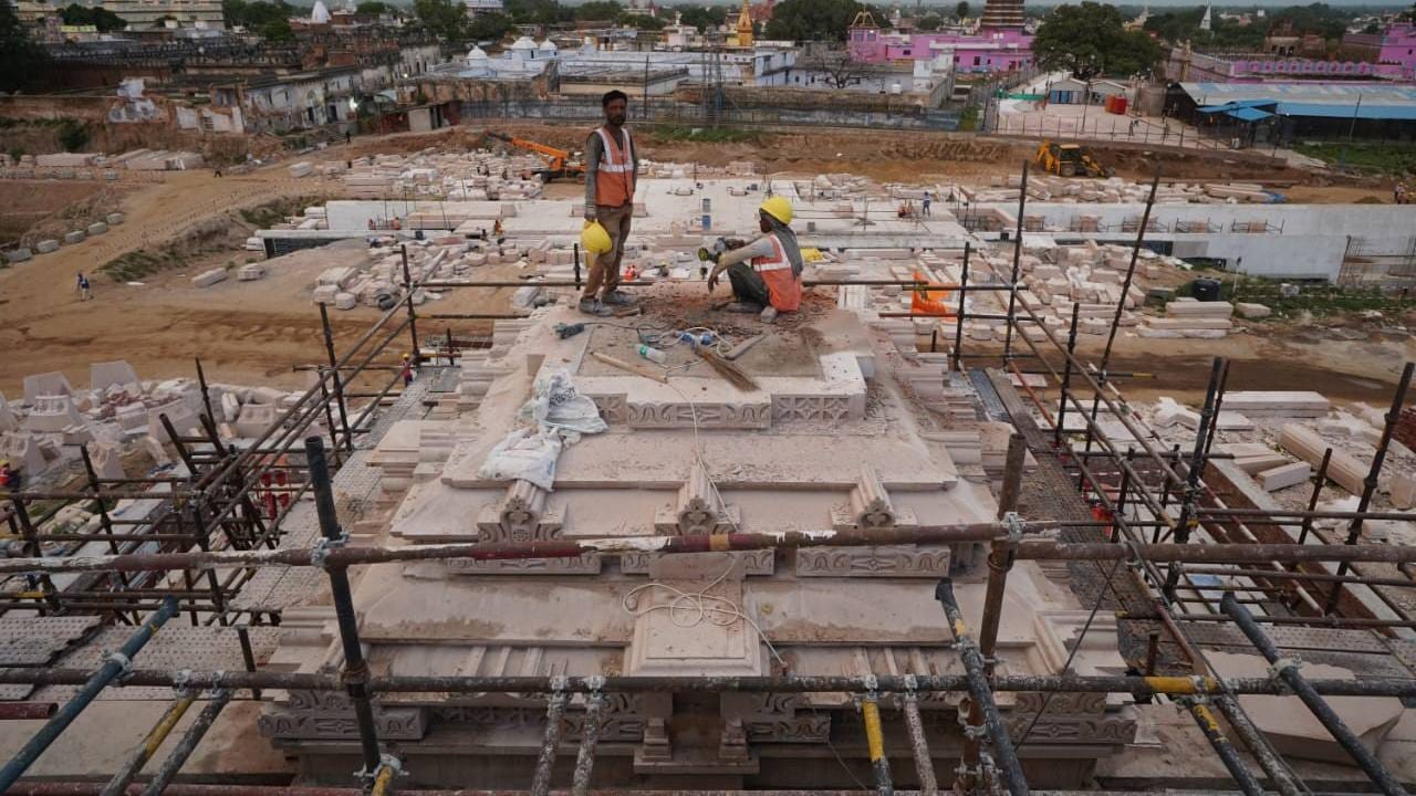 दक्षिण भारतातून आलेले काष्ठ कलाकार आणि महाराष्ट्रातील चंद्रपूरमधून आणलेल्या सागवान लाकडांच्या माध्यमातून दरवाजे तयार केले जात आहेत.