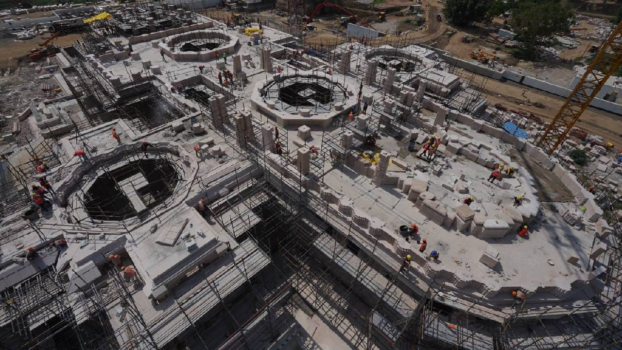 महासचिव चंपतराय यांनी सांगितलं की, रामाची मूर्ती 51 इंच उंच असेल. सूर्याची किरणं थेट रामाच्या कपाळावर पडतील अशी रचना करण्यात येत आहे. मंदिरासाठी लोह, स्टील आणि सीमेंटचा वापर केलेला नाही.