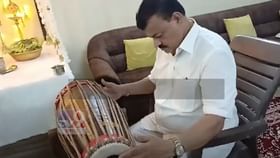 भास्कर जाधव यांच्या घरी बाप्पा विराजमान, भास्कर जाधवांचं ढोलकी वादन भास्कर जाधव यांच्या घरी बाप्पा विराजमान, भास्कर जाधवांचं ढोलकी वादन