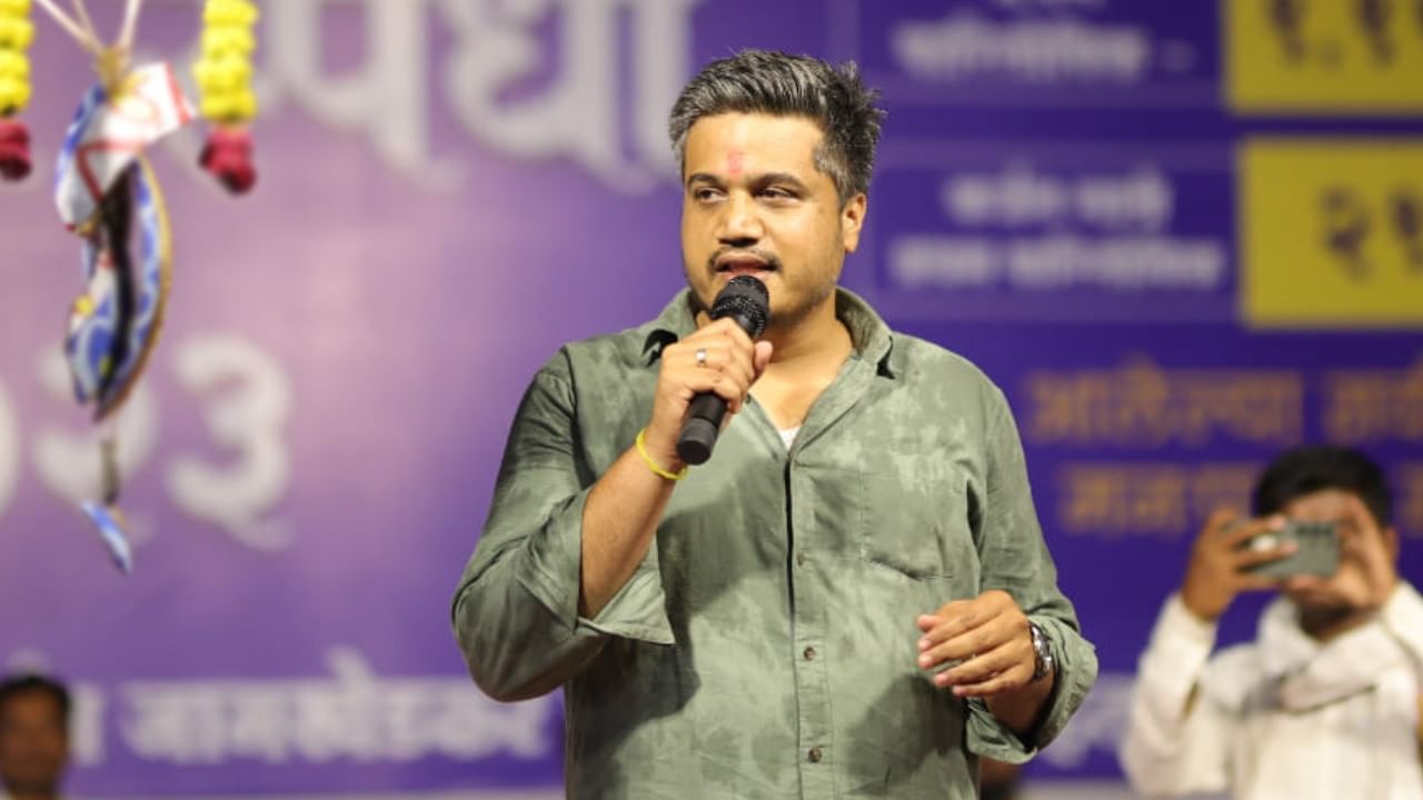 Rohit Pawar : मराठा आरक्षणाबाबतच्या सरकारच्या जाहिरातीवर रोहित पवार आक्रमक; म्हणाले, जरा 'इकडं' पण लक्ष द्या...