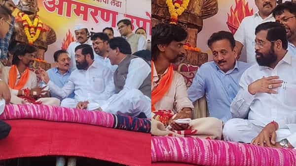 मराठा आरक्षणासाठी उपोषण करत असलेल्या मनोज जरांगे पाटील यांची मुख्यमंत्री एकनाथ शिंदे यांनी भेट घेतली. जालन्यात जिथं जरांगे पाटील मागच्या काही दिवसांपासून उपोषण करत आहेत. तिथं जात मुख्यमंत्री त्यांना भेटले.