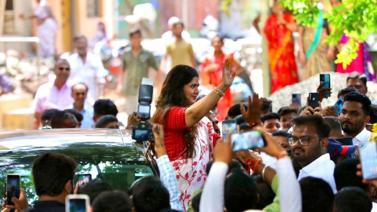 पंकजा मुंडे या आज औरंगाबाद, कोपरगाव, येवला, पंचवटी इथं जात देवदर्शन करणार आहेत. तसंच स्थानिकांशी संवाद साधणार आहेत.