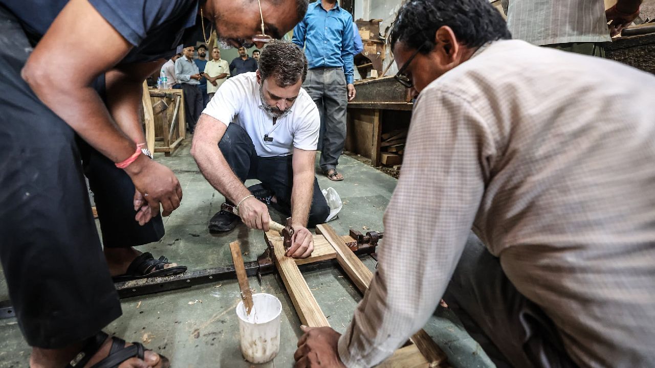 किर्तीनगरमधील कारागिरांसोबत राहुल गांधी यांनी फर्निरचं कामही केलं. हाती हातोडा घेत त्यांनी या कारागिरांना त्यांच्या कामात मदत केली. 