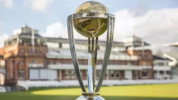 वर्ल्ड कप 2023 चा थरार सुरू व्हायला अवघे काही दिवस बाकी आहेत. 5 ऑक्टोबरपासून वर्ल्ड कपच्या सामन्यांना सुरूवात होणार आहे. दहा संघ सहभागी असून ट्रॉफीवर नाव कोरण्यासाठी एकमेकांना भिडणार आहेत. अशातच युवराज सिंह याने कोणते चार संघ सेमी फायनलमध्ये प्रवेश करतील सांगितलं आहे.