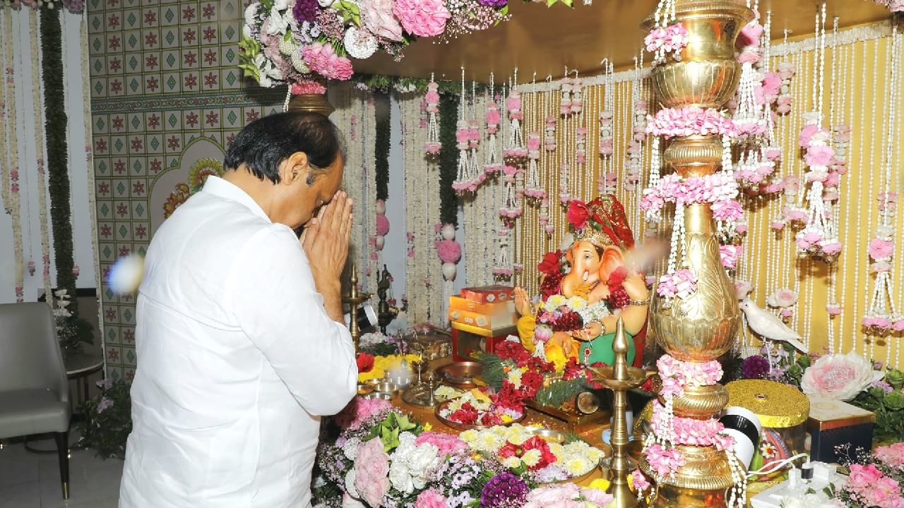 राज्याचे उपमुख्यमंत्री अजित पवार यांनी राज्याचे उपमुख्यमंत्री देवेंद्र फडणवीस यांच्या सागर या शासकीय निवासस्थानी जात गणरायाचं दर्शन घेतलं.