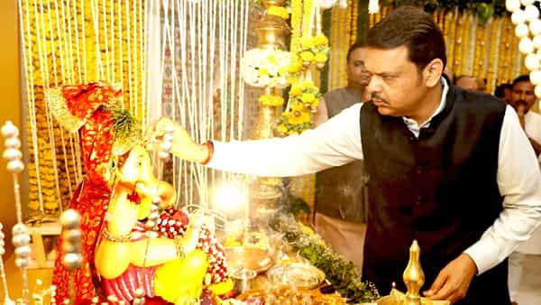 गणपतीचा आज तिसरा दिवस आहे. त्यामुळे सगळीकडे जल्लोष पाहायला मिळतोय. घरोघरी बाप्पाचं आगमन झालेलं आहे. अनेक नेते मंडळींच्या घरीही बाप्पा विराजमान झाला आहे.