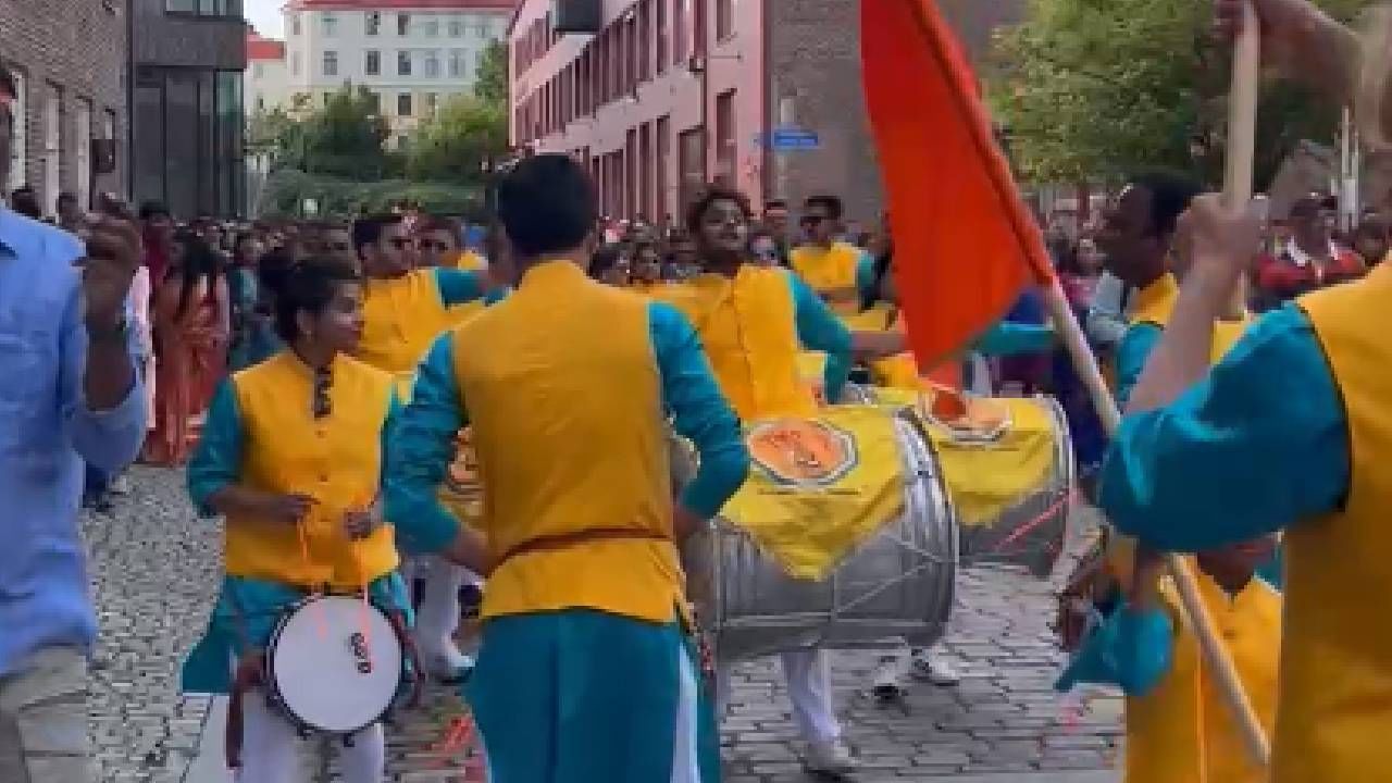 स्वीडनमध्ये पहिल्यांदा ढोल-ताशा पथकाची सुरुवात करण्यात आली. त्यासाठी स्वीडनमधील मराठीजणांनी ‘स्वराज्य ढोल-ताशा पथक’ स्थापन केली. या पथकाने स्वीडनमधील गणेश मंदिरात पहिला परफॉर्मन्स सादर केला. त्याला उत्कृष्ट प्रतिसाद मिळाला.