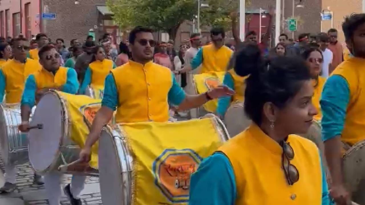 स्वीडिश ध्वजाच्या निळ्या आणि पिवळ्या रंगांची छटा असलेली वेशभूषा या पथकाने परिधान केली होती. त्यावेळी स्वीडिश भूमीवर भारतीय परंपरेचा सुंदर अनुभव सादर करण्यात आला. या प्रयत्नास स्वीडनमधील नागरिकांनी प्रतिसाद दिला.
