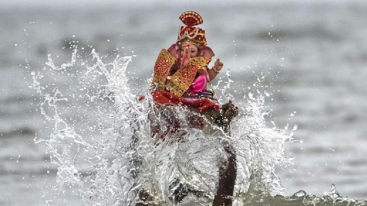 Ganpati Visarjan 2023 : गणपती विसर्जन मिरवणुकींना राज्यभरात सुरूवात; पुढच्या वर्षी लवकर या...