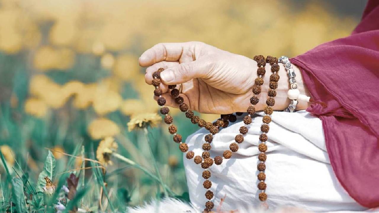 Gayatri Mantra : संध्याकाळी का करू नये गायत्री मंत्राचा जप, असे आहेत संध्या पूजनाचे नियम Gayatri Mantra : संध्याकाळी का करू नये गायत्री मंत्राचा जप, असे आहेत संध्या पूजनाचे नियम