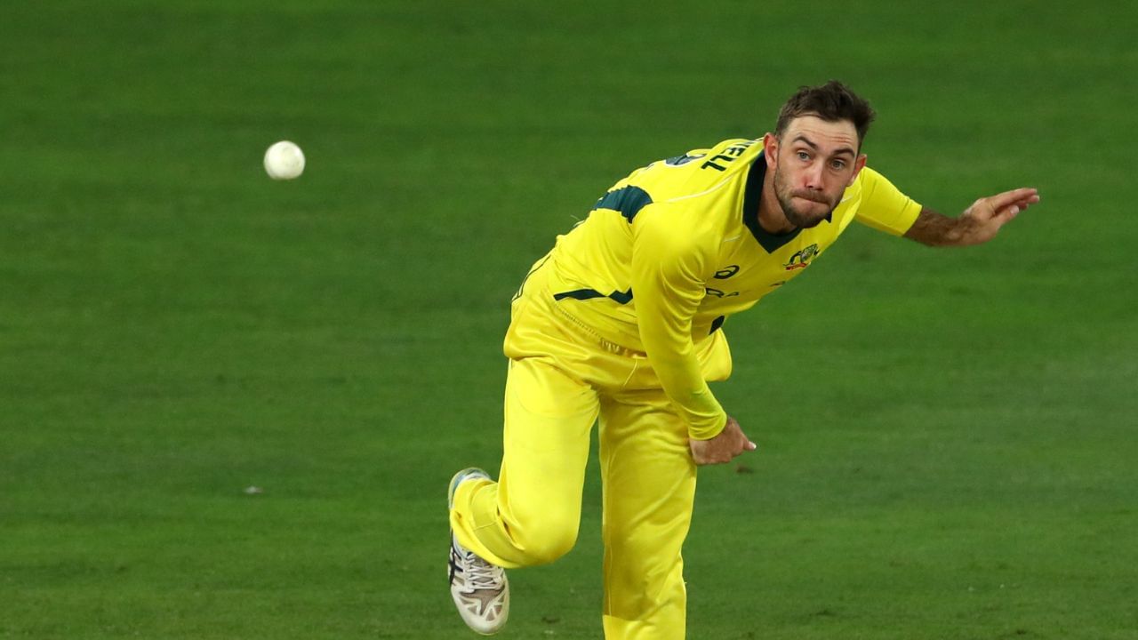 ग्लेन मॅक्सवेल याने वॉशिंग्टन सुंदर, रोहित शर्मा, विराट कोहली आणि श्रेयस अय्यर यांना माघारी पाठवत भारताच्या बॅटींगमधील हवा काढून टाकली. रोहितने सर्वाधिक 81 धावा केल्या होत्या तर विराटनेही अर्धशतकी खेळी होती मात्र तोसुद्धा मॅक्सवेलच्या जाळ्यात सापडला.