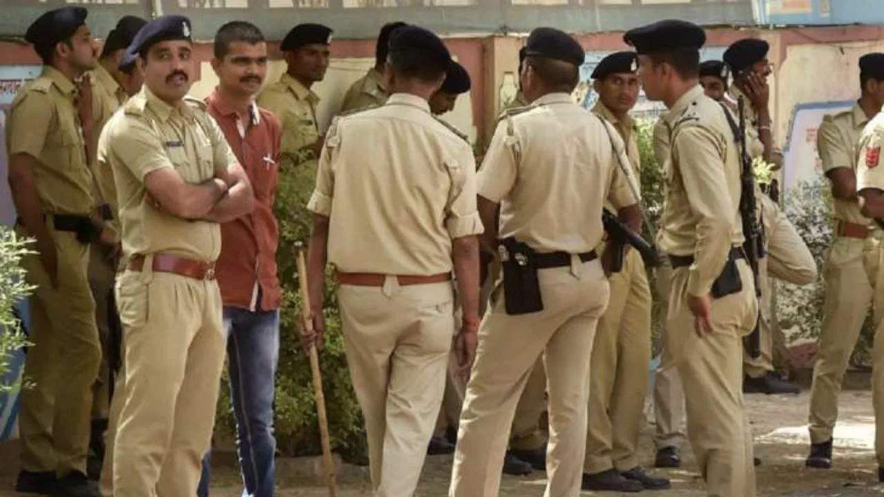 CRIME NEWS : रात्री घरात घुसले, कपडे काढून मारहाण केली, बिअरची बॉटल प्रायव्हेट पार्टमध्ये घुसवली