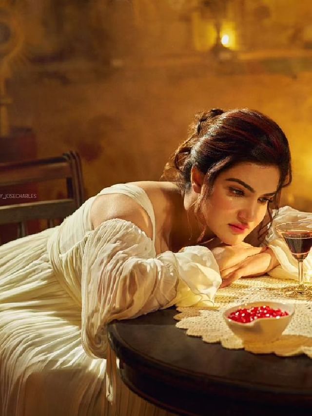 हनी रोजचा बोल्ड अंदाज, हॉट फोटो पाहून चाहते झाले थक्क हनी रोजचा बोल्ड अंदाज, हॉट फोटो पाहून चाहते झाले थक्क