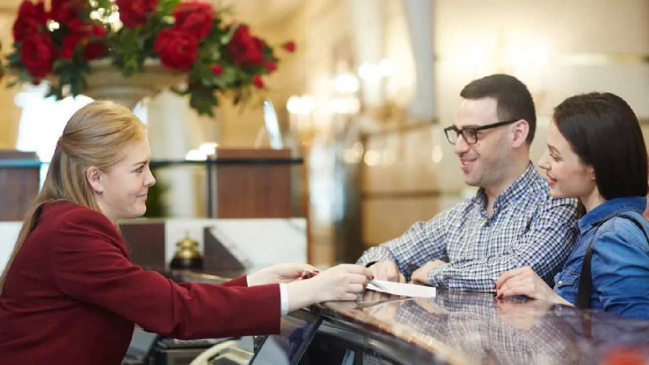 अनेकदा लिफ्टच्या बाजूला रुम बुक केला जातो. लोकं लिफ्टचा वापर मोठ्या प्रमाणात करत असल्याने शांत झोप मिळणं कठीण होतं. त्यामुळे या ठिकाणी चुकूनही रुम बूक करू नका. 