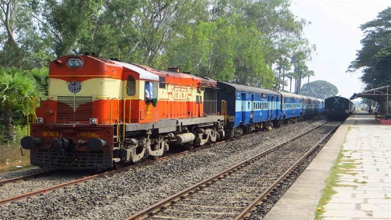 Railway News | येथे रेल्वे एकाचवेळी दोन जिल्ह्यात थांबते, पाहा कुठे आहे हे आगळंवेगळं स्टेशन ?