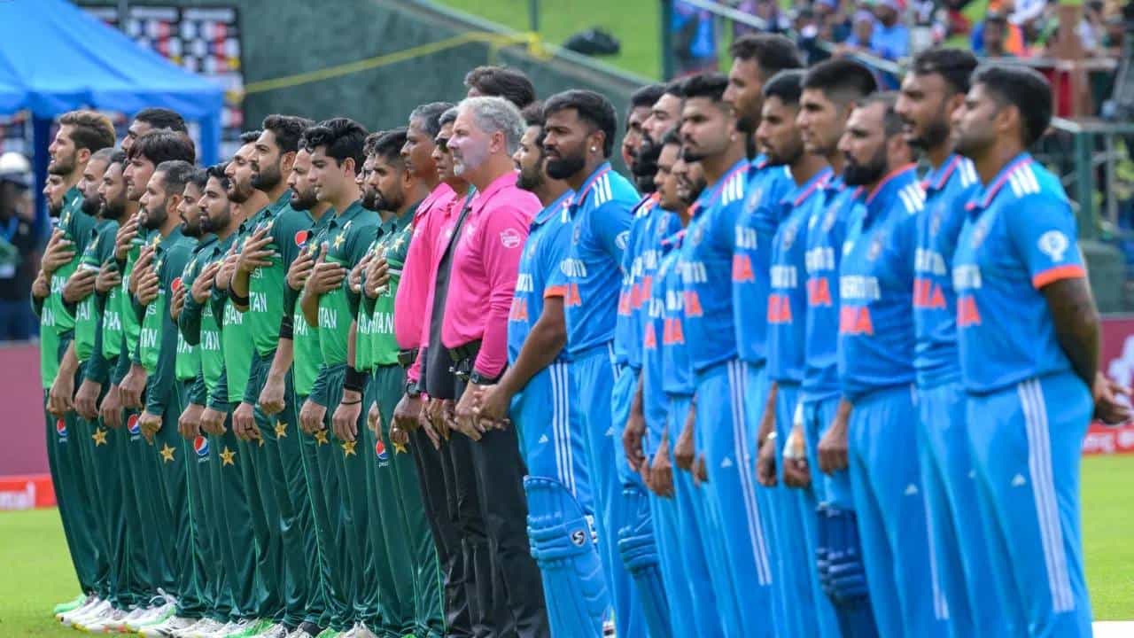 आशिया कप स्पर्धेच्या सुपर 4 फेरीत भारत, बांगलादेश, पाकिस्तान, श्रीलंका यांनी धडक मारली आहे. सुपर 4 मध्ये टॉपला असलेल्या दोन संघांची अंतिम फेरीत वर्णी लागणार आहे. सुपर 4 मध्ये भारत आणि पाकिस्तान यांच्यात 10 सप्टेंबरला सामना होणार आहे.