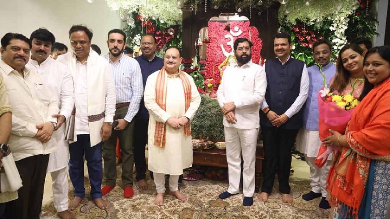 भारतीय जनता पक्षाचेजे पी नड्डा यांनी आज मुख्यमंत्री एकनाथ शिंदे यांच्या वर्षा निवासस्थानी जात गणरायाचं दर्शन घेतलं. यावेळी खासदार श्रीकांत शिंदे, राहुल शेवाळे, आमदार आशिष शेलार यांच्यासह अन्य भाजप आणि शिवसेनेचे नेते उपस्थित होते. 