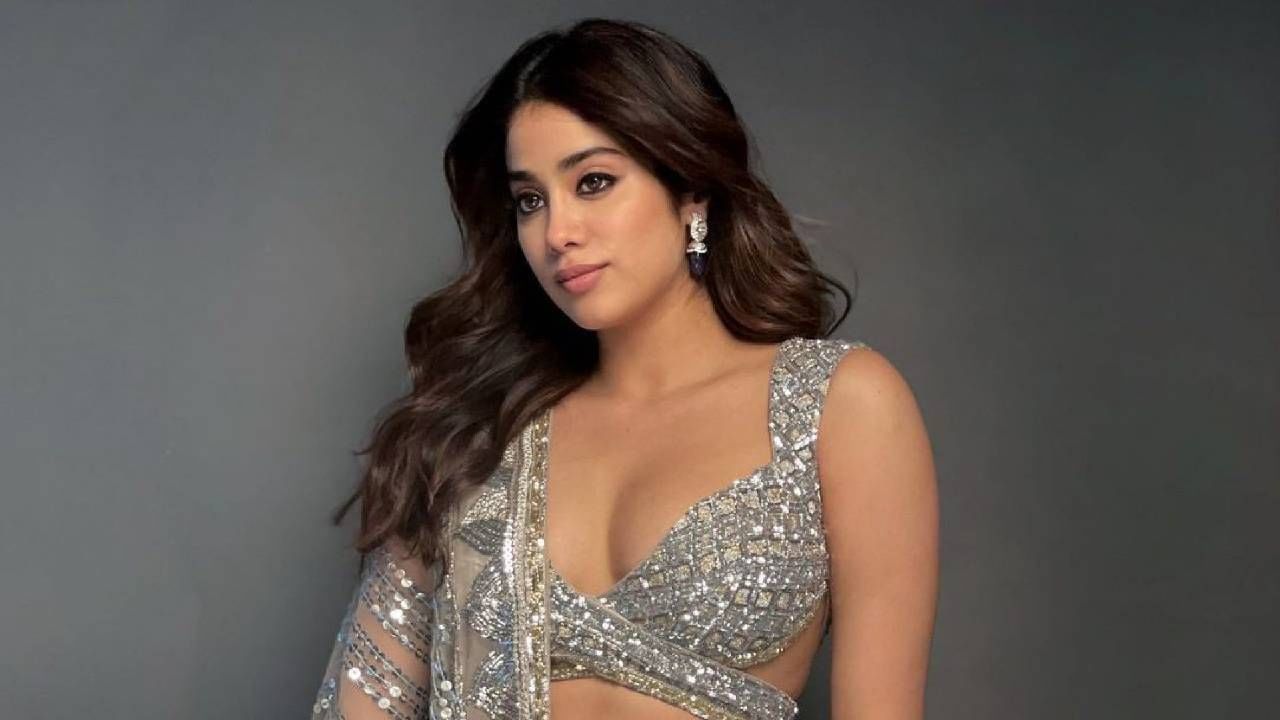 Janhvi Kapoor | चक्क ब्लाऊज न घालता साडीमध्ये दिसली जान्हवी कपूर, अभिनेत्रीचा नवा लूक पाहून लोक हैराण