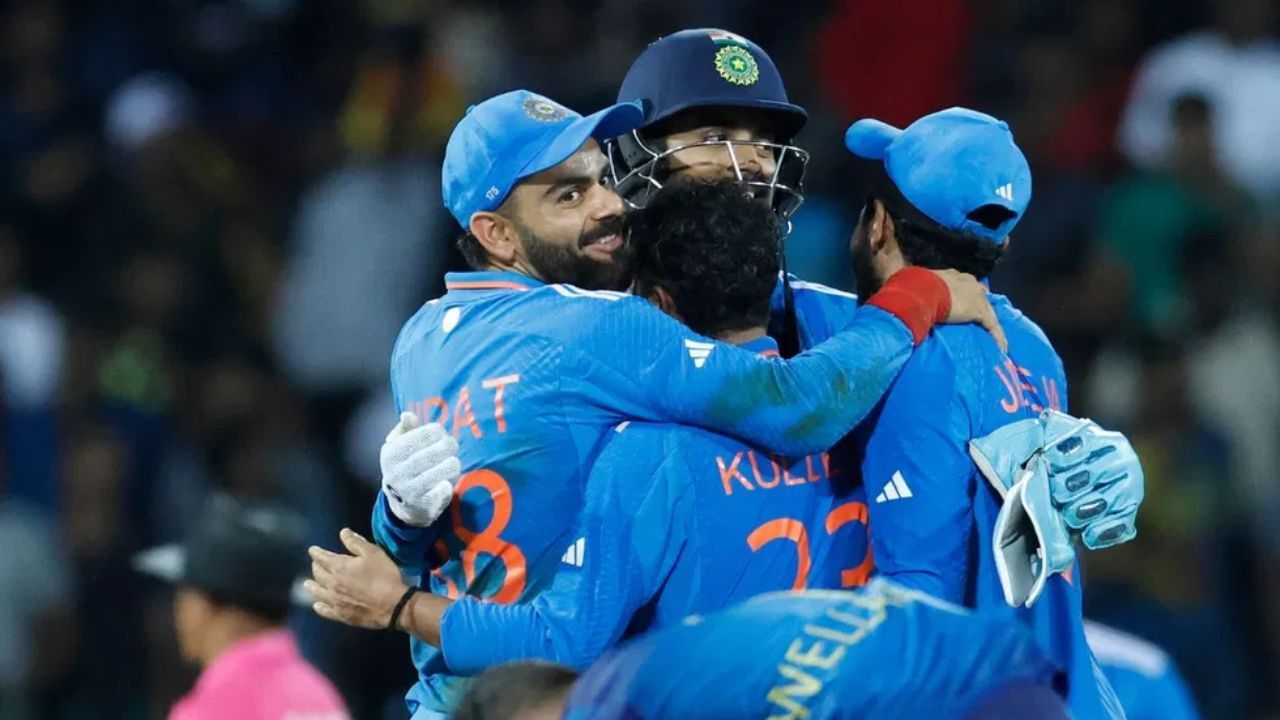 IND vs AUS 1st ODI : विराट कोहलीची जागा कोण घेणार? 'या' युवा खेळाडूला लॉटरी IND vs AUS 1st ODI : विराट कोहलीची जागा कोण घेणार? 'या' युवा खेळाडूला लॉटरी