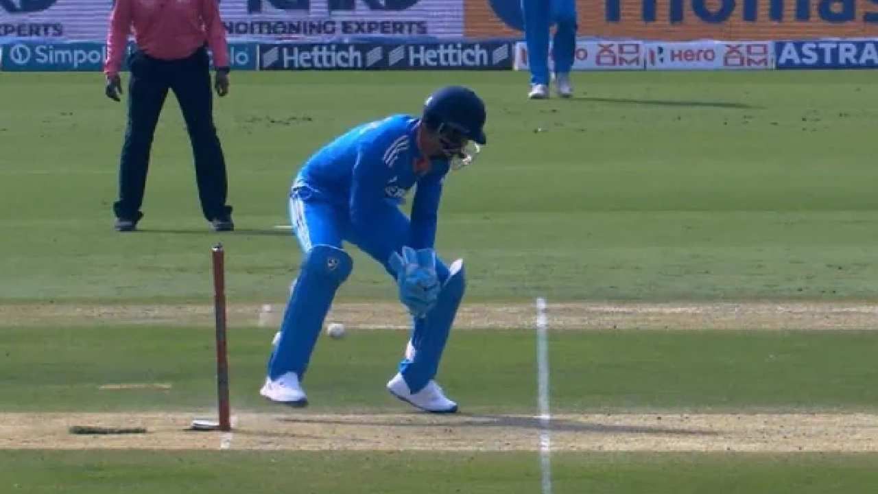 IND vs AUS : केएल राहुल तू पण! अशी संधी सोडणं म्हणजे सामना गमावण्यासारखंच, काय केलं पाहा Video IND vs AUS : केएल राहुल तू पण! अशी संधी सोडणं म्हणजे सामना गमावण्यासारखंच, काय केलं पाहा Video
