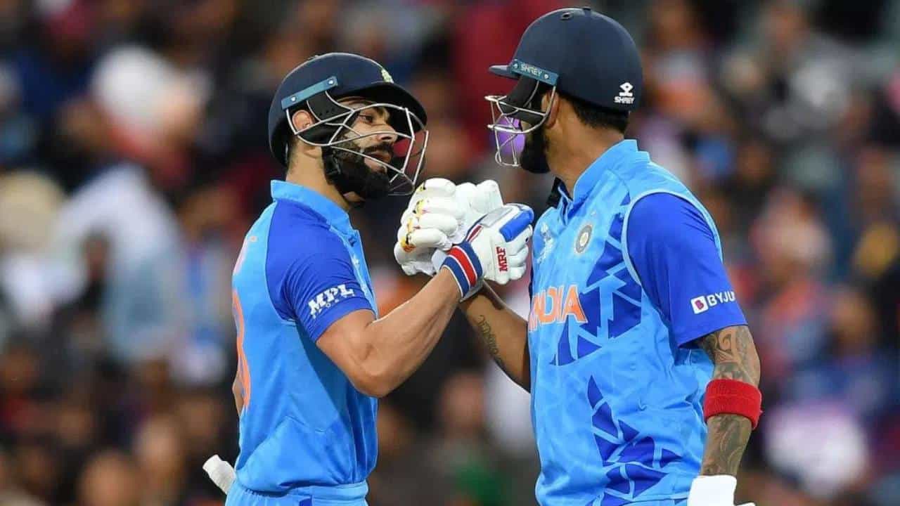 आशिया चषक स्पर्धेच्या सुपर 4 फेरीचा सामना भारत आणि पाकिस्तान यांच्यात होत आहे. या सामन्यात केएल राहुलला स्थान मिळालं आहे. पाकिस्तान विरुद्ध 14 धावा करताच 12 वर्षांपूर्वीच्या विराट कोहली याच्या विक्रमाशी बरोबरी केली आहे.