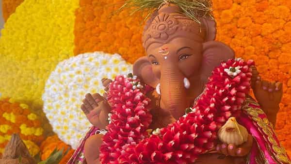 कुठल्याही शुभकार्याची सुरुवात गणेश पूजनाने होते. ऑस्ट्रेलिया विरुद्धच्या वनडे सीरीजआधी टीम इंडियाचा कॅप्टन रोहित शर्मा आणि विराट कोहलीने सुद्धा हेच केलं.