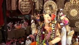 Ganpati Visarjan 2023 : लालबागचा राजा विसर्जनासाठी मार्गस्थ Ganpati Visarjan 2023 : लालबागचा राजा विसर्जनासाठी मार्गस्थ