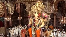 लौटके तुझको आना है...; लालबागचा राजाच्या मिरवणुकीला सुरुवात लौटके तुझको आना है...; लालबागचा राजाच्या मिरवणुकीला सुरुवात