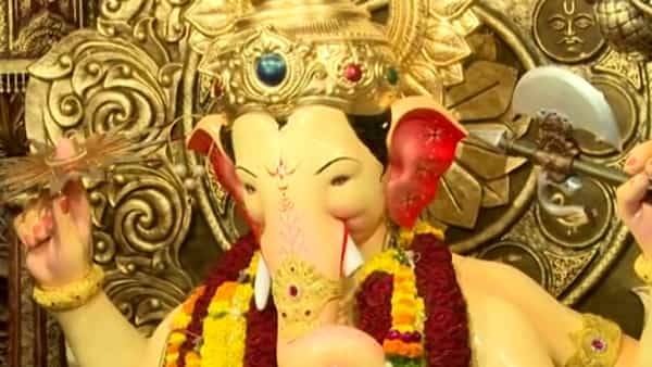 मुंबई, महाराष्ट्रच नाही, तर देशात 'लालबागच्या राजा'ची ख्याती आहे. लालबागच्या राजाच्या दर्शनासाठी देशभरातून भाविक लालबागला येतात.