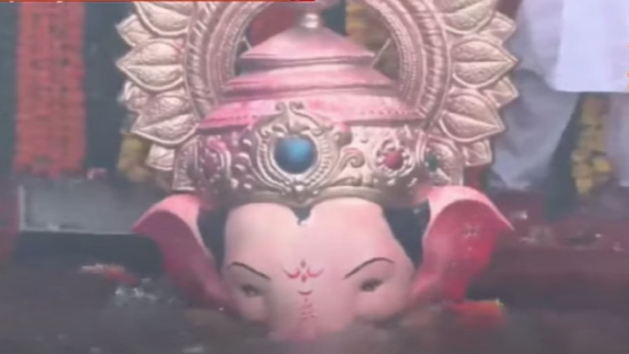 Lalbaugcha Raja : पुढच्या वर्षी लवकर या... तब्बल 22 तासांच्या मिरवणुकीनंतर लालबागच्या राजाला जड अंतःकरणाने निरोप
