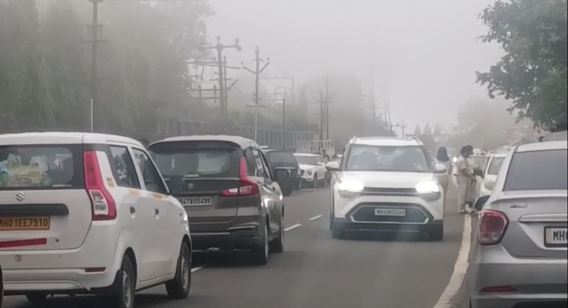 राज्यभरातून नव्हे तर देशभरातील पर्यटक लोणावळा आणि खंडाळा येथे येतात. लोणावळ्यातील विविध स्थळांना भेट देत निसर्गाचा आनंद लुटतात. पावसाळ्यात लोणावळ्यातील निसर्ग अधिकच खुललेले असते. यामुळे याकाळात पर्यटकांची गर्दी असते.