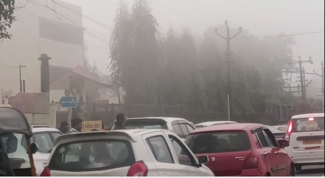 लोणावळ्यात सध्या धुके पडले आहे. यामुळे लोणावळ्यातील वातावरण आल्हाददायक झाले आहे. त्याचा आनंद पर्यटक घेत असताना लोणावळ्यातून जाणारे वाहनचालकही घेत आहेत. स्वत:च्या वाहनाने जाणारे अनेक वाहनधारक काही वेळ थांबवून फोटो काढून घेत आहेत.