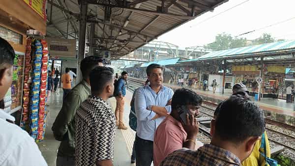 मुंबई लोकल सर्वसामन्यांसाठी हक्काचं प्रवासाचं साधन आहे. इतर कोणत्याही वाहनाच्या तुलनेत तुम्ही जर लोकलने प्रवास केल्यास कमी वेळात इप्सित ठिकाणी पोहोचता. मुंबईमध्ये पाऊल पाऊल ठेवलं की लोकल प्रवास हा क्रमप्राप्त आहे.