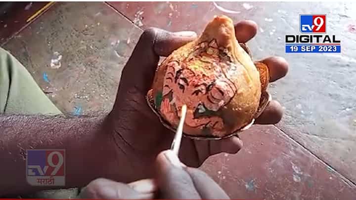 Ganesh Chaturthi 2023 | अवलिया कलाकारानं मोदकावरच रेखाटलं लाडक्या गणरायाचं चित्र, बघा VIDEO Ganesh Chaturthi 2023 | अवलिया कलाकारानं मोदकावरच रेखाटलं लाडक्या गणरायाचं चित्र, बघा VIDEO