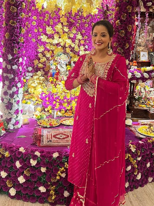भोजपुरी क्वीनने घेतलं मैत्रिणीच्या बाप्पाचं दर्शन, मोनालिसाने शेअर केले फोटो भोजपुरी क्वीनने घेतलं मैत्रिणीच्या बाप्पाचं दर्शन, मोनालिसाने शेअर केले फोटो