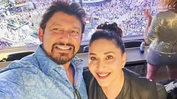 माधुरी दीक्षित नेने हिने सोशल मीडियावर एक खास पोस्ट शेअर केलीये. माधुरी दीक्षित ही एका कॉन्सर्टमध्ये पोहचली आहे. विशेष म्हणजे यावेळी तिच्यासोबत तिचा पतीही दिसत आहे.